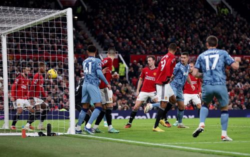 Lenglet nhân đôi cách biệt cho đội khách.