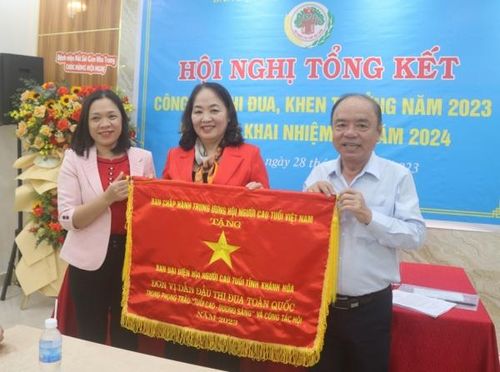 Bà Trần Thu Mai trao cờ thi đua đơn vị dẫn đầu toàn quốc cho Ban Đại diện Hội NCT tỉnh.