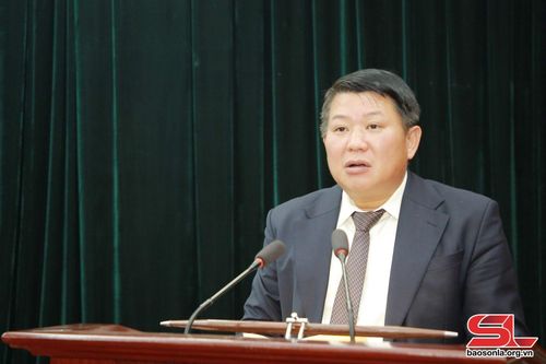 Đồng chí Lò Minh Hùng, Phó Bí thư Thường trực Tỉnh ủy báo cáo tại hội nghị.