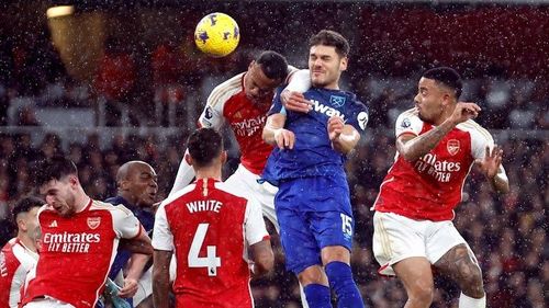 Lối đá của Jesus góp phần khiến Arsenal gặp khó trước hàng thủ lùi sâu của West Ham. Ảnh: Sky Sports.