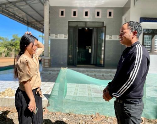 Ông Rơ Lan Hôh-Bí thư Chi bộ, Trưởng thôn Nú (xã Ia Khai, huyện Ia Grai) hướng dẫn thêm cho gia đình chị Rơ Lan In về cách quản lý chi tiêu sao cho hợp lý. Ảnh: Lam Nguyên