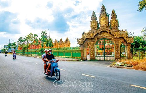 Tuyến đường Ðinh Tiên Hoàng (Khóm 3, Phường 1), kéo dài đến Phường 9, thuộc dự án LIA, góp phần cho người dân đi lại giao thương, mua bán thuận tiện, phát triển kinh tế. Ảnh: Nhật Minh