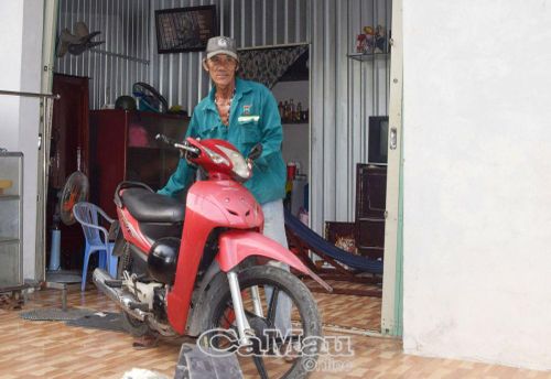 Ông Phạm Hùng Kiệt được hỗ trợ nhà và xe để chạy Grab thoát nghèo.