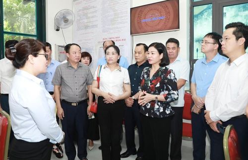 Phó Bí thư Thường trực Thành ủy Hà Nội Nguyễn Thị Tuyến cùng các học viên khảo sát tại bộ phận “một cửa” UBND phường Hàng Bài, quận Hoàn Kiếm ngày 17/6/2023. Ảnh: Phạm Hùng
