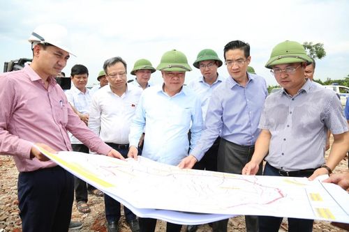 Bí thư Thành ủy Đinh Tiến Dũng kiểm tra tiến độ dự án đường Vành đai 4 - vùng Thủ đô trên địa bàn huyện Hoài Đức, tháng 6/2023. Ảnh: Thanh Hải