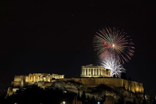 Pháo hoa rực rỡ trên ngôi đền cổ Parthenon ở thủ đô Athens (Hy Lạp)