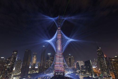 Tòa nhà cao nhất thế giới ở Dubai tỏa sáng trong đêm giao thừa