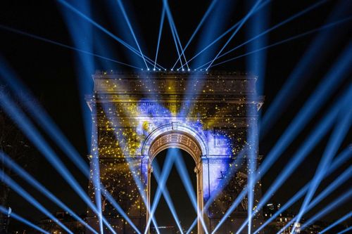 Màn trình diễn âm thanh và ánh sáng trên Khải Hoàn Môn khi đón Năm mới ở đại lộ Champs Elysees tại Paris, Pháp