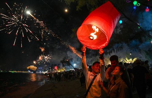 Người dân thả đèn trời tại một bãi biển ở Sihanoukville (Preah Sihanouk, Campuchia) chào đón năm mới sang