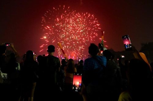  Người dân chiêm ngưỡng pháo hoa chào Năm mới tại Manila, Philippines, ngày 1/1/2024. (Ảnh: AFP/TTXVN) 