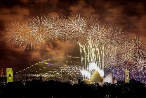  Trình diễn pháo hoa đón Năm mới tại Cầu cảng Sydney, Australia, ngày 1/1/2024. (Ảnh: AFP/TTXVN) 