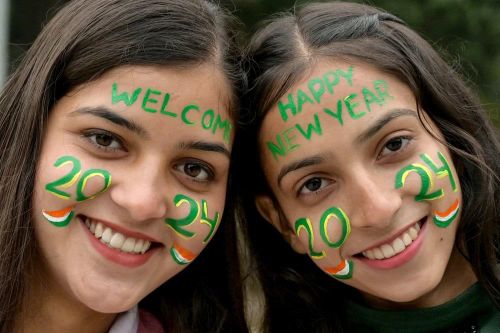  Thiếu nữ trang điểm chờ đón thời khắc giao thừa và Năm mới 2024 tại Amritsar, Ấn Độ ngày 31/12/2023. (Ảnh: AFP/TTXVN) 