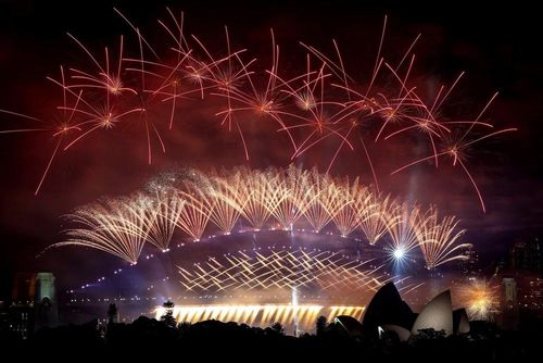  Trình diễn pháo hoa đón Năm Mới tại Cầu cảng Sydney, Australia, ngày 1/1/2024. (Ảnh: AFP/TTXVN) 