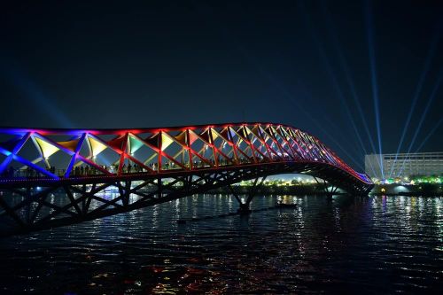  Cây cầu đi bộ Atal bắc qua sông Sabarmati ở Ahmedabad, Ấn Độ, được thắp sáng rực rỡ chờ đón Năm mới, ngày 31/12/2023. (Ảnh: AFP/TTXVN) 
