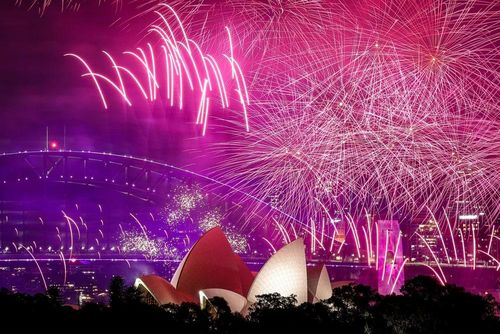  Trình diễn pháo hoa đón Năm Mới tại Cầu cảng Sydney, Australia, ngày 1/1/2024. (Ảnh: AFP/TTXVN) 