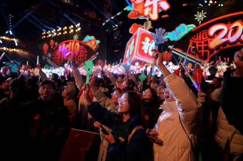  Người dân chờ đón Năm mới tại Bắc Kinh, Trung Quốc, ngày 31/12/2023. (Ảnh: AFP/TTXVN) 