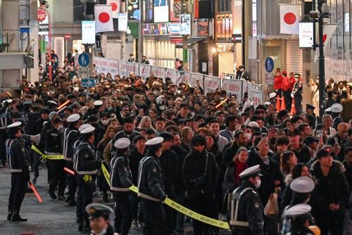  Người dân chờ đón Năm mới tại Tokyo, Nhật Bản, ngày 31/12/2023. (Ảnh: AFP/TTXVN) 