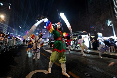  Các vũ công diễu hành chờ đón Năm mới tại Seoul, Hàn Quốc, ngày 31/12/2023. (Ảnh: AFP/TTXVN) 