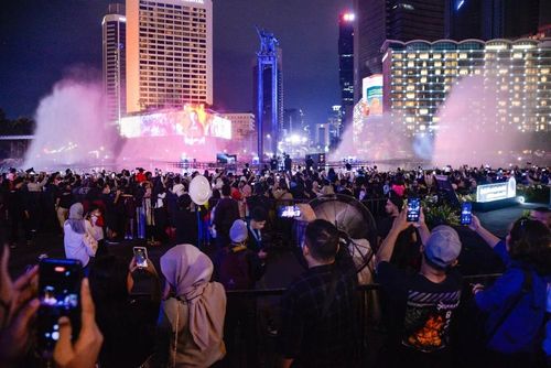  Biểu diễn phun nước đón Năm mới tại Jakarta, Indonesia, ngày 31/12/2023. (Ảnh: THX/TTXVN) 