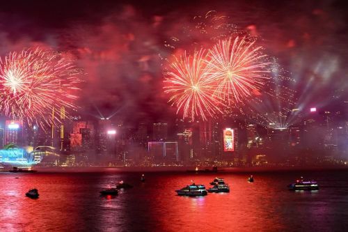  Trình diễn pháo hoa đón Năm mới tại Hong Kong, Trung Quốc, ngày 1/1/2024. (Ảnh: AFP/TTXVN) 