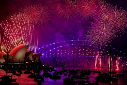  Trình diễn pháo hoa đón Năm mới tại Cầu cảng Sydney, Australia, ngày 1/1/2024. (Ảnh: AFP/TTXVN) 