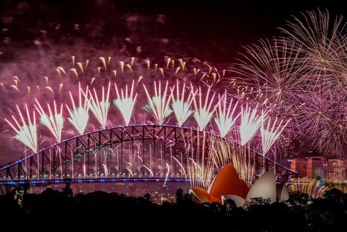  Trình diễn pháo hoa đón Năm Mới tại Cầu cảng Sydney, Australia, ngày 1/1/2024. (Ảnh: AFP/TTXVN) 