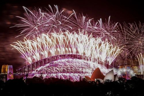  Trình diễn pháo hoa đón Năm Mới tại Cầu cảng Sydney, Australia, ngày 1/1/2024. (Ảnh: AFP/TTXVN) 