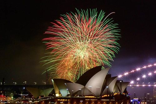  Australia là một trong những quốc gia đón Năm mới 2024 sớm trên thế giới. Thành phố cảng Sydney vốn được mệnh danh là "thủ đô giao thừa của thế giới" với bữa tiệc pháo hoa mãn nhãn. Ước tính khoảng hơn 1 triệu người sẽ có mặt tại bến cảng Circular Quay để chiêm ngưỡng bầu trời thành phố rực rỡ lúc giao thừa. (Ảnh: AFP/TTXVN) 