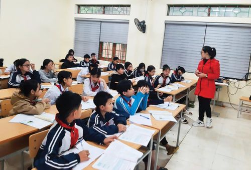 Đội ngũ giáo viên tích cực đổi mới phương pháp dạy học theo định hướng phát triển phẩm chất và năng lực học sinh.