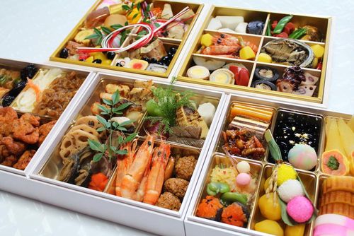 Osechi ryori là một bữa ăn theo kiểu truyền thống của Nhật Bản dành riêng cho ngày đầu năm mới. Một set đồ ăn sẽ bao gồm rất nhiều những món khác nhau (thường là đồ nguội) đựng trong chiếc hộp sơn mài nhiều tầng được gọi là “jubako”. Mỗi món ăn trong hộp đều vô cùng hấp dẫn và có mang những ý nghĩa riêng để tượng trưng cho những lời chúc tốt lành cho năm mới.