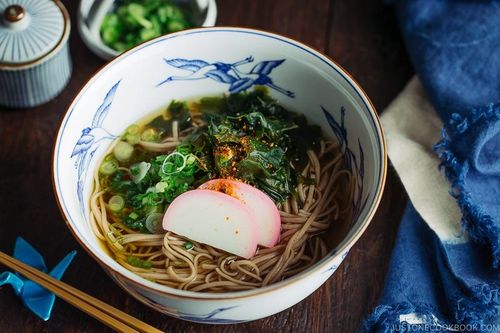 Món mì kiều mạch Toshikoshi Soba của Nhật Bản - Ảnh: JUST ONE COOKBOOK