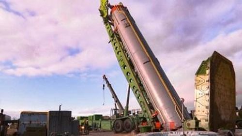 Cuối năm 2023, Bộ Quốc phòng Nga đã đăng tải đoạn video cho thấy tên lửa đạn đạo liên lục địa siêu vượt âm Avangard đang được lắp đặt vào giếng phóng tại một căn cứ quân sự của Nga tại thành phố Yasny. Ảnh: mil.in.ua
