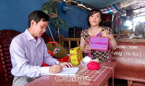 Không đất sản xuất, chị Huỳnh Xuân Huỳnh, Ấp 15, xã Khánh Lâm học nghề đan len. Mỗi chiếc cặp đan bằng tay chị bán được 400 ngàn đồng.