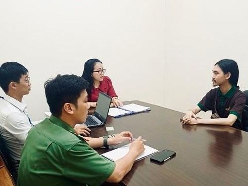TikToker Hứa Quốc Anh (phải) làm việc với cơ quan chức năng. Ảnh: TTTT.
