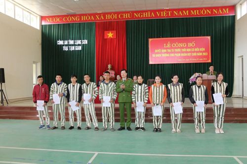 Lãnh đạo Trại tạm giam Công an tỉnh trao quyết định khen thưởng cho các phạm nhân.