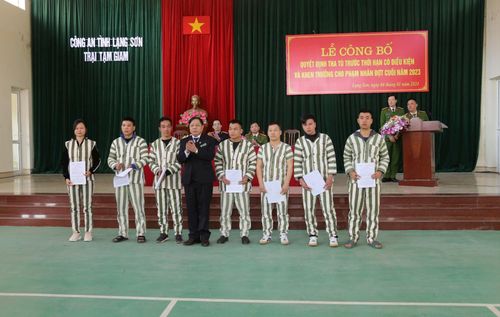Ông Phạm Văn Tuệ, Phó Chánh án TAND tỉnh Lạng Sơn, trao quyết định tha tù trước thời hạn có điều kiện cho các phạm nhân.