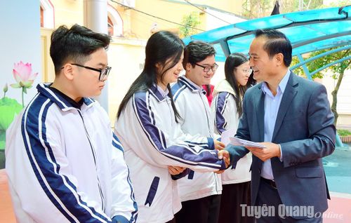 Đồng chí Phó Chủ tịch UBND tỉnh Hoàng Việt Phương tặng quà động viên các thí sinh.