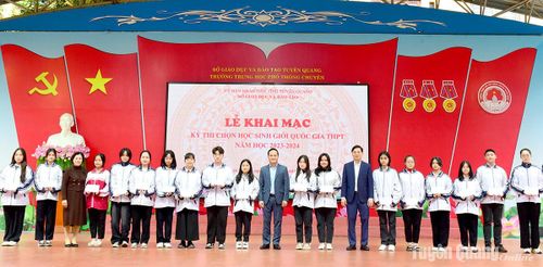 Đồng chí Phó Chủ tịch UBND tỉnh Hoàng Việt Phương và lãnh đạo Sở Giáo dục và Đào tạo, Hội Khuyến học tỉnh tặng quà động viên các thí sinh.