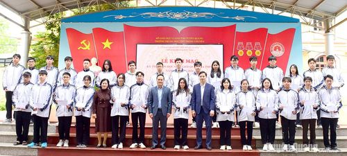 Đồng chí Phó Chủ tịch UBND tỉnh Hoàng Việt Phương và lãnh đạo Sở Giáo dục và Đào tạo, Hội Khuyến học tỉnh tặng quà động viên các thí sinh.