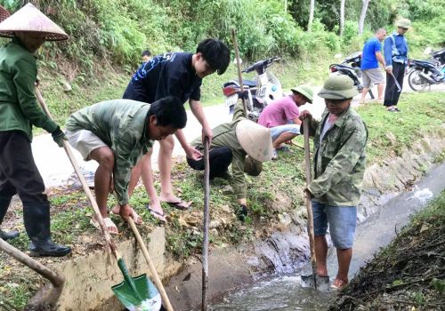 Người dân xã Vân Trình (huyện Thạch An, tỉnh Cao Bằng) góp ngày công nạo vét mương thủy lợi. Ảnh: Khánh Việt.