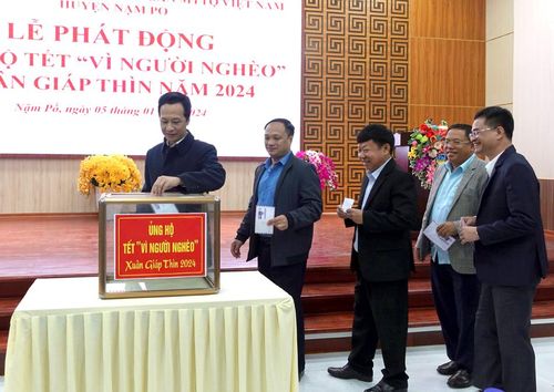 Lãnh đạo huyện Nậm Pồ quyên góp, ủng hộ chương trình “Tết vì người nghèo” xuân Giáp Thìn 2024.