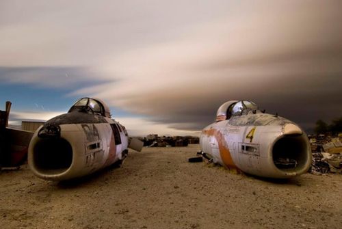 Phần còn lại của hai chiếc máy bay F-86 Sabre Jets, dòng máy bay này được đưa vào hoạt động vào năm 1949. Đây là loại máy bay chiến đấu được sản xuất nhiều nhất ở phương Tây, với tổng cộng 9.860 chiếc.