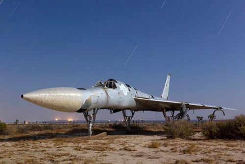 Đây là một chiếc Convair B-58 Hustler, chiếc máy bay ném bom với tốc độ siêu thanh đầu tiên trên thế giới, nhưng bị loại biên vào năm 1970 do thiếu an toàn và chi phí hoạt động cao.