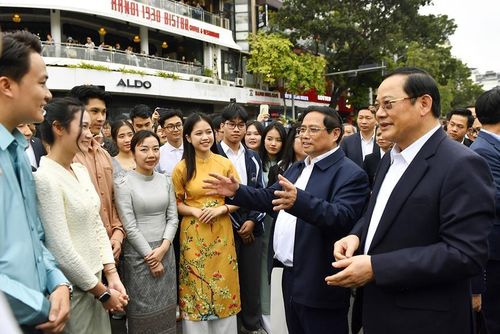 Hai Thủ tướng và hai phu nhân gặp gỡ, giao lưu với các sinh viên Việt Nam-Lào.