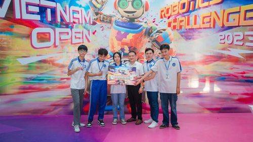 Trao giải Inspire Award cho đội thi.
