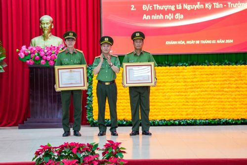 Thừa ủy quyền của Thủ tướng Chính phủ, Đại tá Nguyễn Thế Hùng trao Bằng khen của Thủ tướng Chính phủ cho một tập thể và một cá nhân thuộc Công an Khánh Hòa