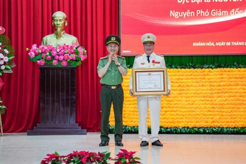 Thừa ủy quyền của Chủ tịch nước, Đại tá Nguyễn Thế Hùng trao Huân chương Chiến công hạng Ba cho Đại tá Nguyễn Viết Định, nguyên Phó Giám đốc Công an tỉnh Khánh Hòa