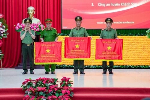 Thừa ủy quyền của Bộ Công an, Đại tá Nguyễn Thế Hùng trao Cờ thi đua của Bộ công an cho Phòng Tổ chức cán bộ, Phòng An ninh điều tra và Công an huyện Khánh Sơn