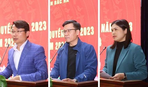  Đại biểu các phòng, ban chuyên môn của huyện tham luận tại hội nghị. 