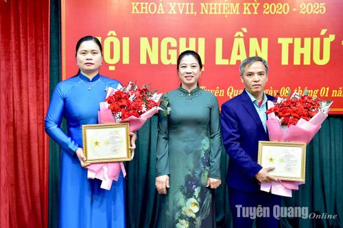 Đồng chí Phó Bí thư Thường trực Tỉnh ủy Lê Thị Kim Dung trao tặng Kỷ niệm chương “Vì giai cấp Nông dân Việt Nam”.